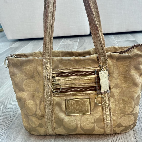 Gold coach poppy bag 🤩 - Picture 1 of 4